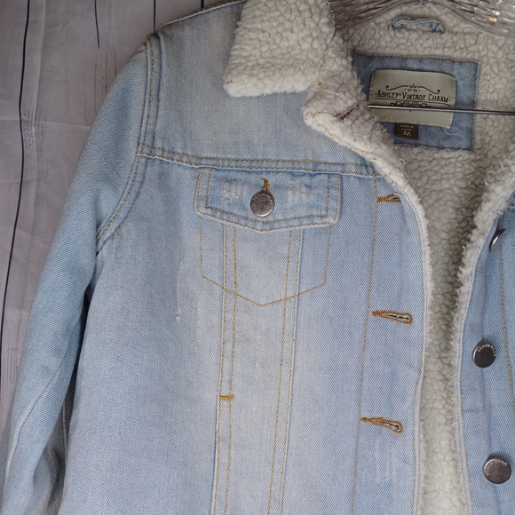 Ashley Vintage Charm Lightwash Distressed Denim Trucker Jacket Sherpa Lined - Picture 4 of 13